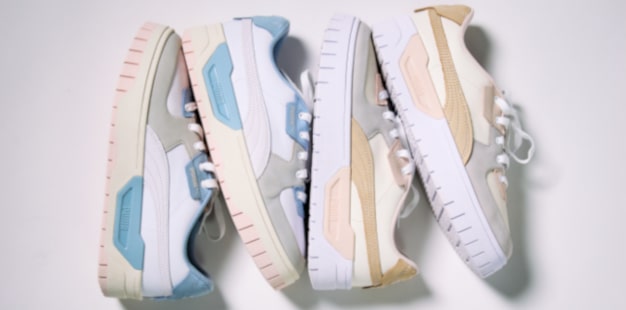 Sneaker Puma Cali Dream Pastel in den Farben Weiss und Beige vor hellem Hintergrund