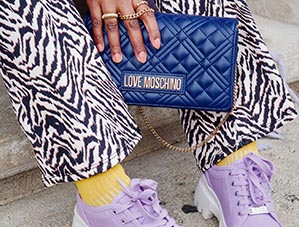 Moschino Tasche violett und Loafer von Steve Madden violett