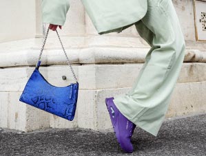 Tasche mit Animalprint von Kate Gray mit Animalprint violette Sneaker von Skechers