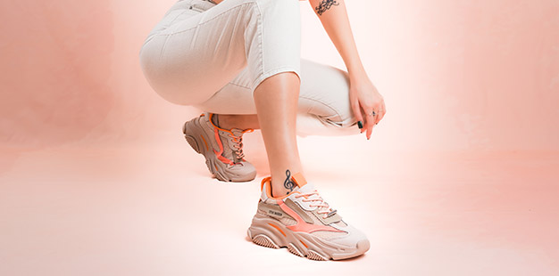 Trendfarbe Peach Fuzz - auch bei den Sneakern.