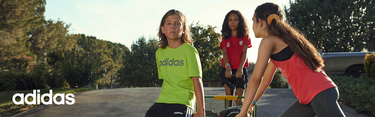 Mädchen und Jungen in Adidas Sportkleidung