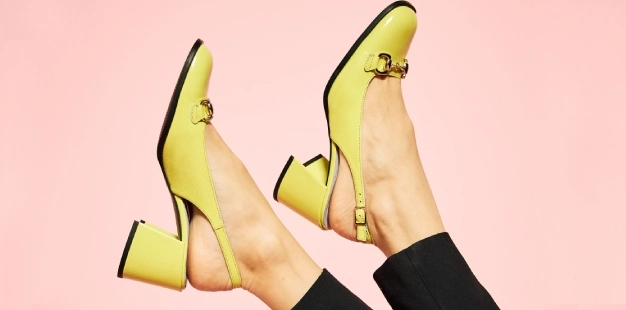 Dame trägt Kate Gray Pumps in der Farbe Lime.